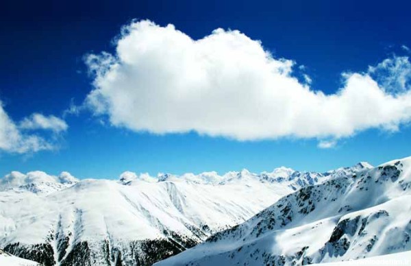 تصویر باکیفیت از ابر پنبه ای بزرگ در کوهستان