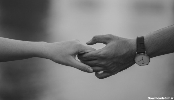 عکس دست عاشقانه سیاه و سفید