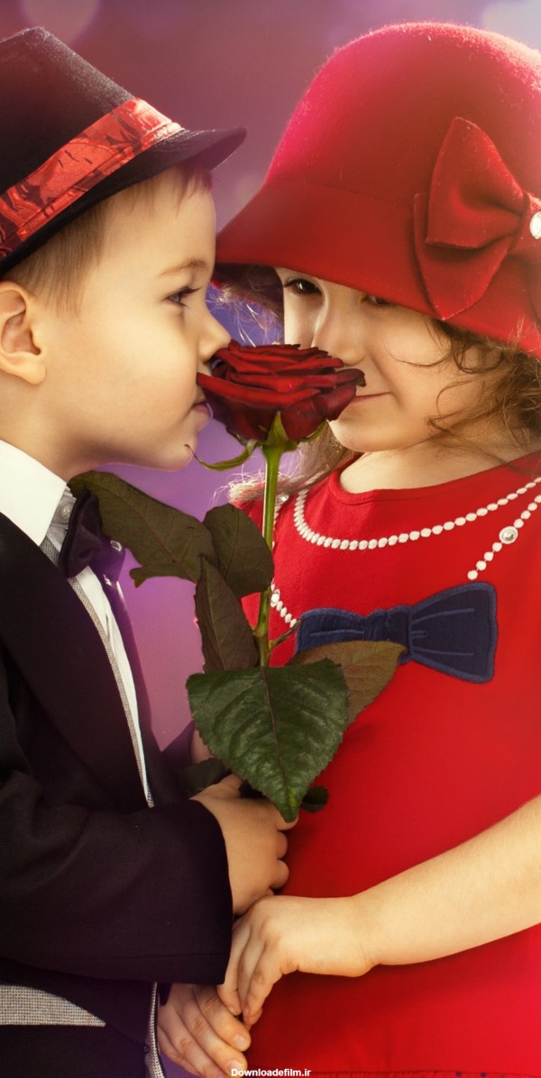 عکس زمینه پسربچه و دختر بچه به همراه گل رز قرمز پس زمینه
