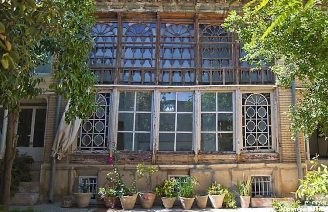 پنجره های عمارت صابر شیراز و گلدان های سبز زیر آن
