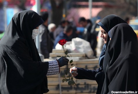 فرارو | (تصاویر) اهدای گل به زنان چادری