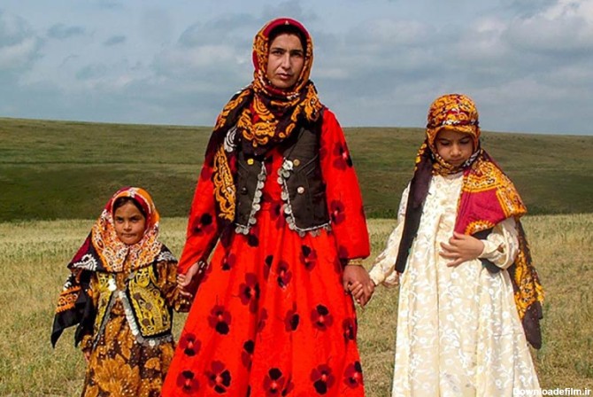 لباس محلی قدیمی بر تن زنان و دختران روستا