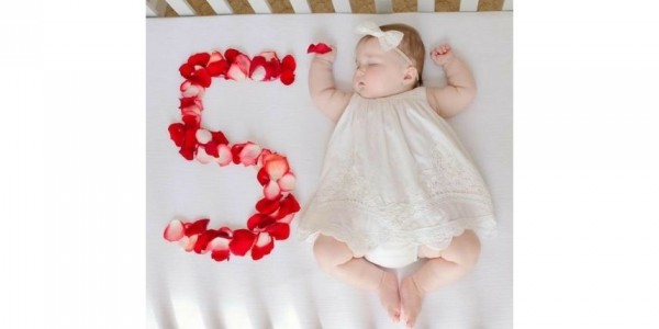 ایده جدید عکس ماهگرد نوزاد دختر با گل مصنوعی