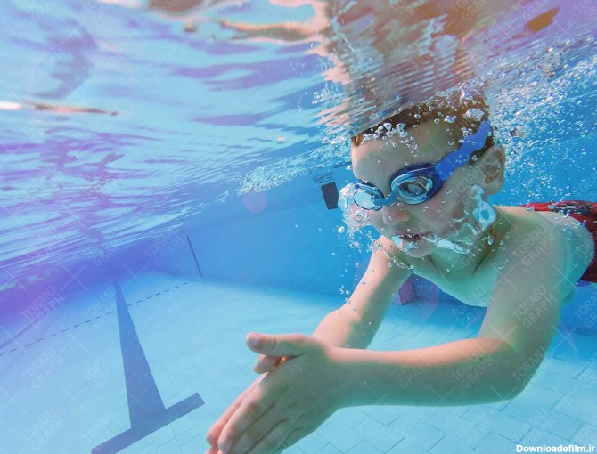 عکس با کیفیت آموزش شنای کودکان | ترنج گراف