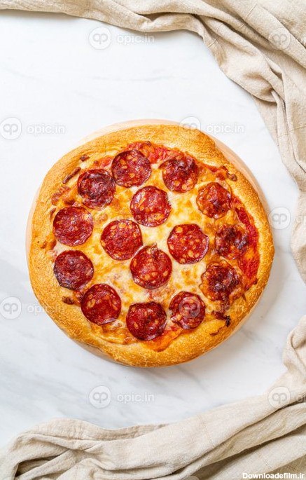 دانلود عکس پیتزا پپرونی روی سینی چوبی به سبک غذای ایتالیایی | اوپیک