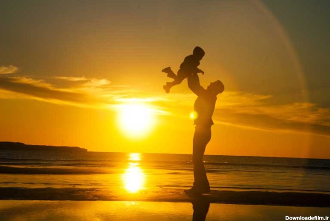 دانلود تصویر باکیفیت پدر و پسر در غروب آفتاب و کنار آب