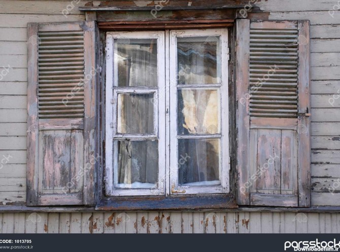 پنجره یک خانه چوبی قدیمی 1013705