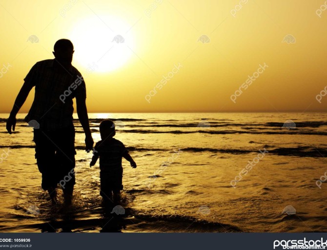 پدر و پسر به دریا در غروب آفتاب 1059936