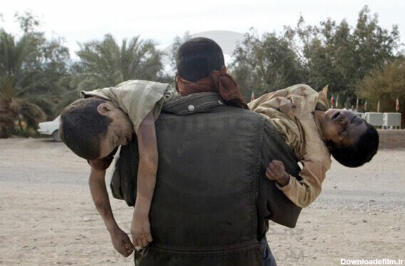 عکس‌ | این تصویر از زلزله بم جهانی شد/ پدری که برای آخرین بار فرزندانش را به آغوش کشید و...