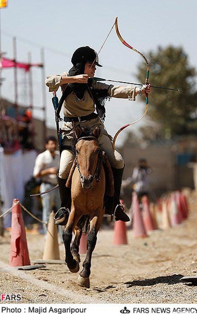 دختران کمانگیر روی اسب در تهران/ تصاویر