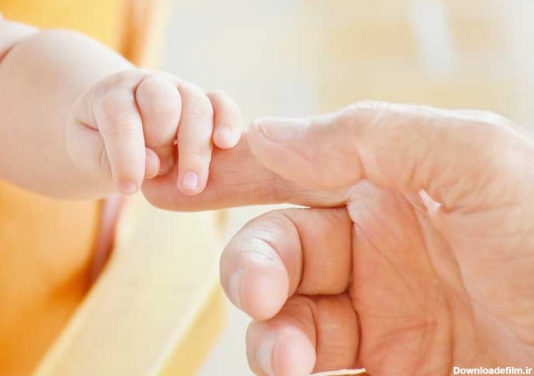 دانلود عکس دست پدر و نوزاد