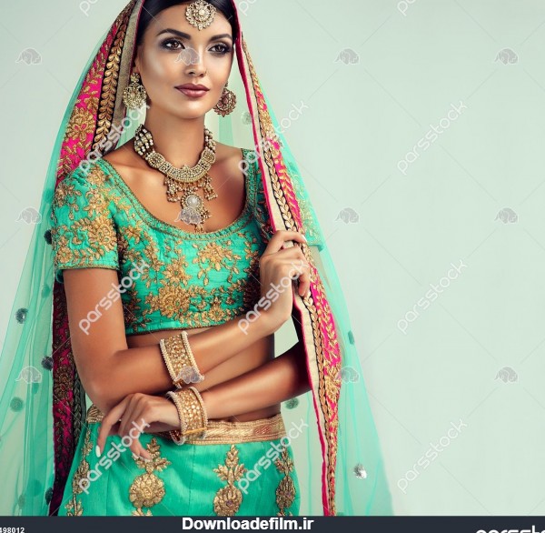 پرتره دختر هندی زیبا مدل زن جوان هندو با مجموعه جواهرات کولان لباس ...