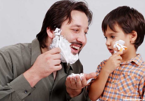 دانلود تصویر باکیفیت پدر و پسر در حال تراشیدن ریش