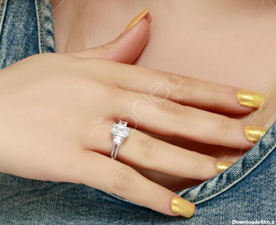 انگشتر نقره جواهری تک نگین در بین خانم های خوش سلیقه طرفدار زیادی دارد. این انگشتر به صورت طرح زیبای تک نگین است.