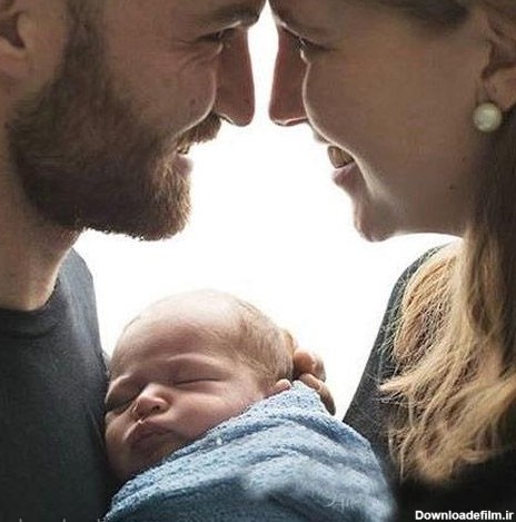 ایده عکس نوزاد با پدر و مادر در خانه - ژست در آغوش گرفتن