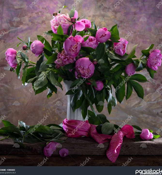 دسته گل زیبا از پونه های صورتی در پس زمینه رنگارنگ نرم 1395503