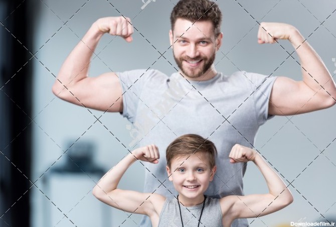 ژست ورزشی با بازو پسر و پدر ورزشکار