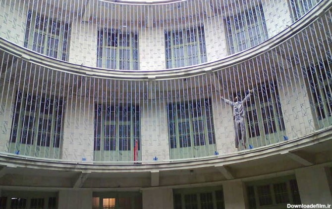 آویزان کردن زندانیان در موزه عبرت