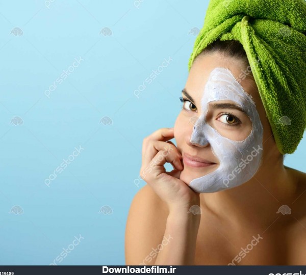 زن جوان زیبا با ماسک صورت درمان زیبایی بیش از آبی 1419489