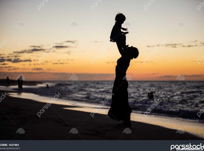 مادر و پسر سرگرم کننده در ساحل در غروب آفتاب 1427982