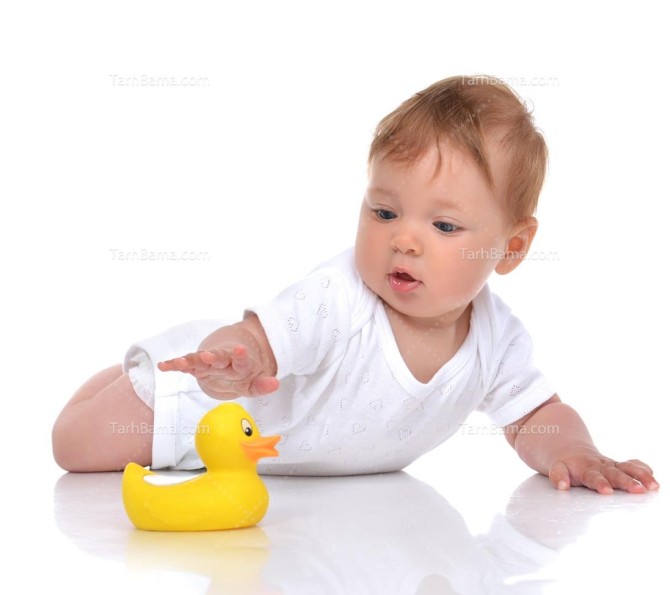 تصویر با کیفیت پسر بچه با لباس سفید و جوجه اردک