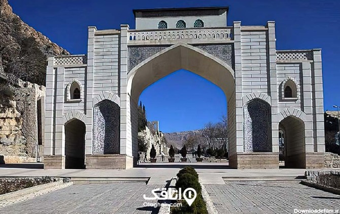 سازه ای طاقی مانند در ابتدای شهر شیراز به نام دروازه قرآن