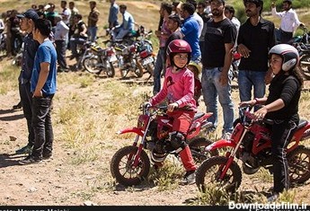 حضور کودکان علاقه مند به ورزش موتور سواری در محل برگزاری رقابت های موتور کراس جام جاده ابریشم