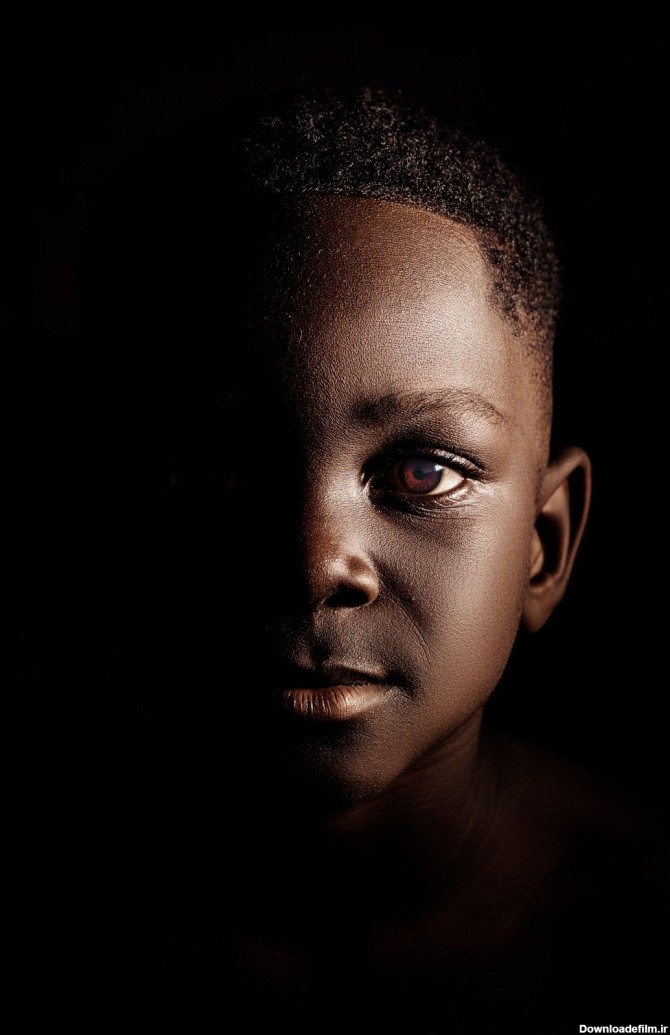 تابلو پرتره پسر سیاه پوست با چشم قهوه ای - مبین چاپ