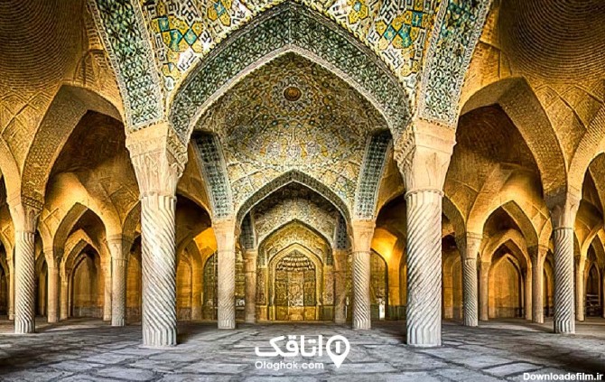 مسجدی با ستون های بلند و سقف شبستان های کاشی کاری شده زیبا