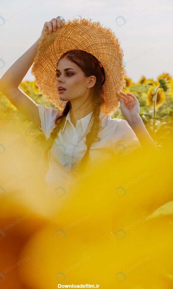 تصویر دختر در میان گل آفتابگردان - مرجع دانلود فایلهای دیجیتالی