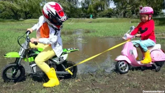 مکس و کتی : موتورسیکلت بچه ها در گل گیر کرده