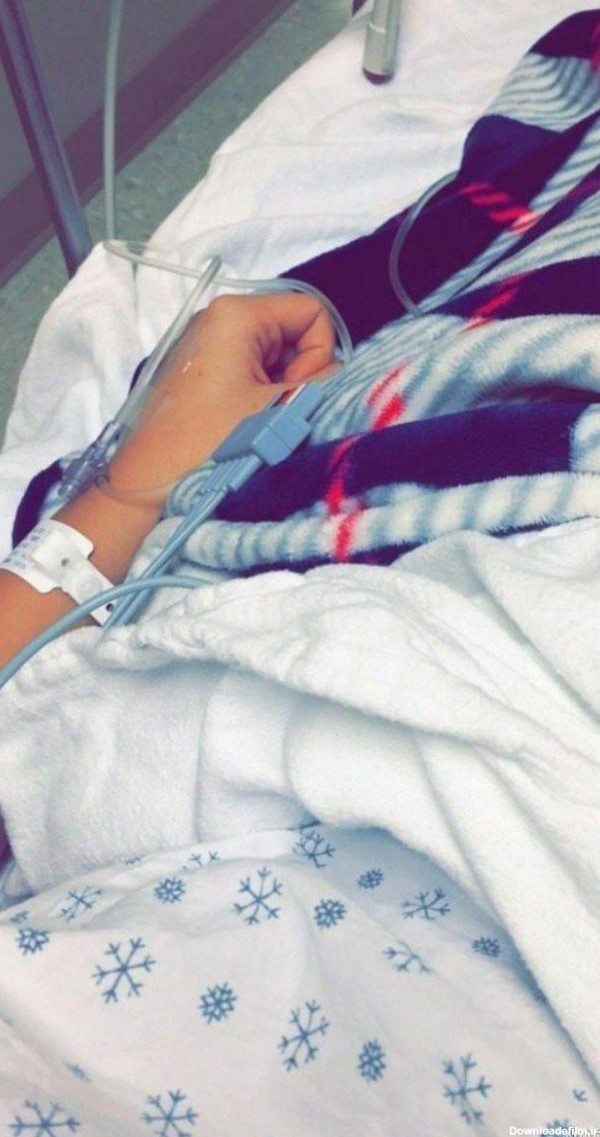 عکس دختر خوابیده روی تخت بیمارستان