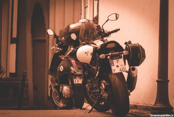 دانلود تصویر دو عدد موتور سیکلت کنار دیوار