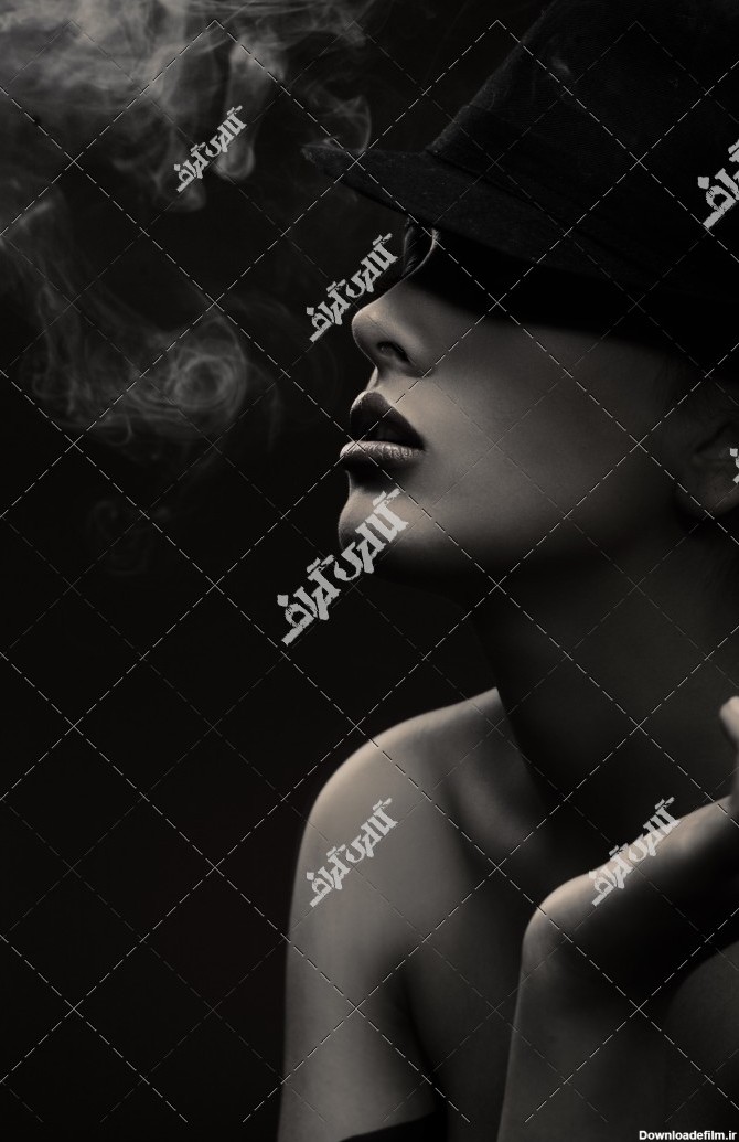 عکس مدل زن با کلاه و دود سیگار