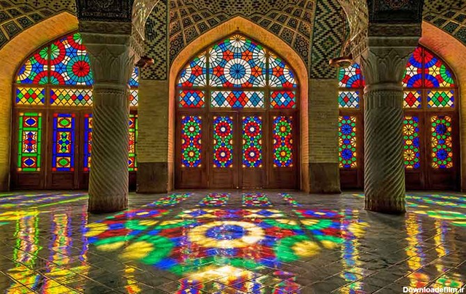 مسجد نصیرالملک از جاهای دیدنی شیراز با رنگ‌هایی خیره‌کننده