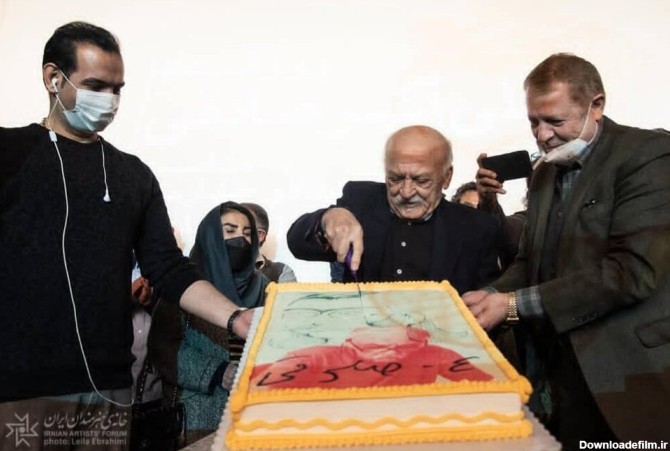 علی‌اکبر صادقی، در حال بریدن کیک تولد ۸۴ سالگی خود/ عکس