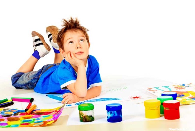 دانلود تصویر با کیفیت پسر بچه در حال نقاشی کشیدن