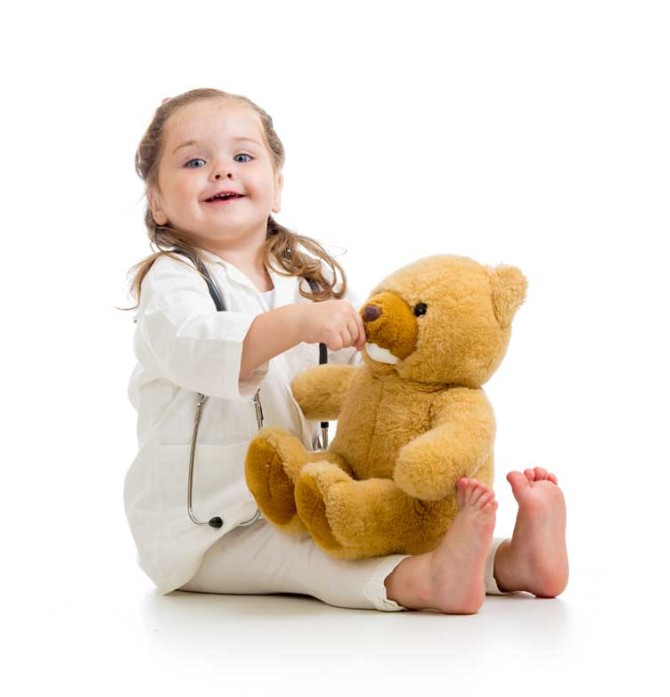 دانلود تصویر با کیفیت نوزاد پرستار در حال بازی با عروسک خرس