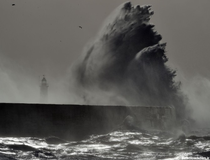 فیلم وحشتناک: کشتی که در اقیانوس گرفتار طوفان شده (ویدئو ...