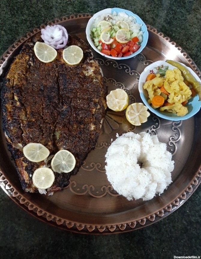 عکس ماهی کبابی فوق العاده خوشمزه با حشو عربی وسالاد شیرازی