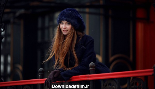 تصویر زمینە کیوت خاص گوشی از دختر روسی خوشگل با کلاە سرمەای و موهای قهوەای رنگ با ژستی خاص