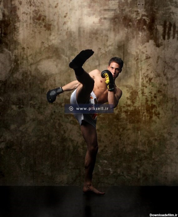 عکس با کیفیت از مرد کاراته کار در حال تمرین
