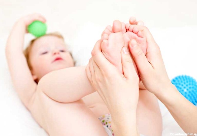 دانلود تصویر باکیفیت ماساژ دادن پای نوزاد