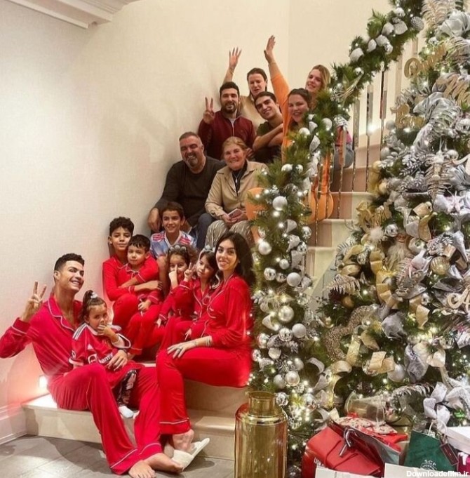 کریسمس رونالدو در کنار نامزد و خانواده‌اش/عکس - خبرآنلاین
