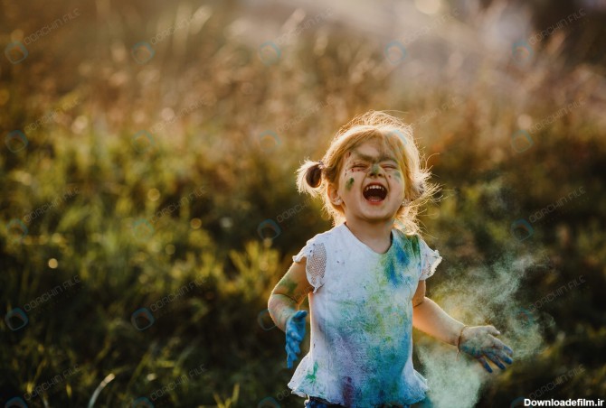تصویر استوک کودک شاد و رنگی رنگی - مرجع دانلود فایلهای دیجیتالی