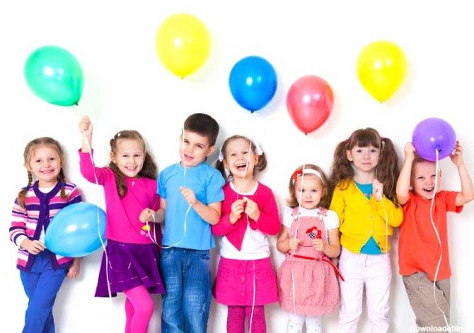 دانلود تصویر با کیفیت کودکان با بادکنک های رنگی