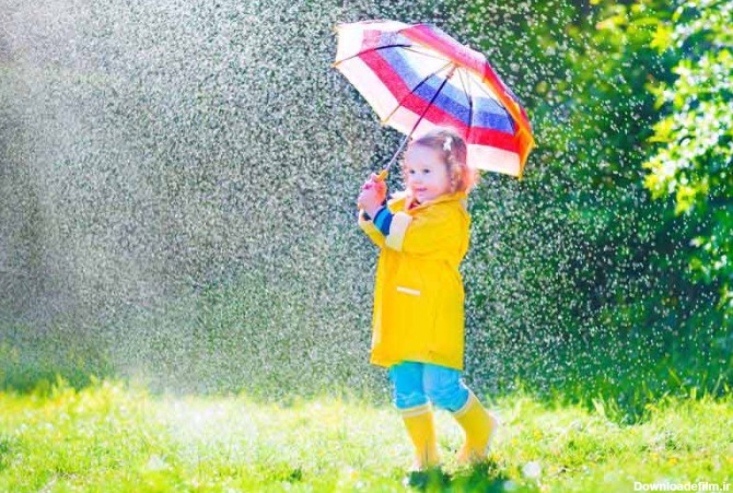 دانلود تصویر با کیفیت دختر بچه با لباس زرد و چتر رنگی