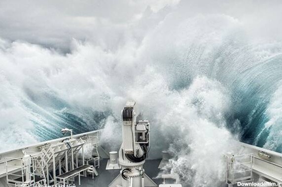 فیلم/ موج‌های غول پیکر اقیانوس از نمایه کشتی