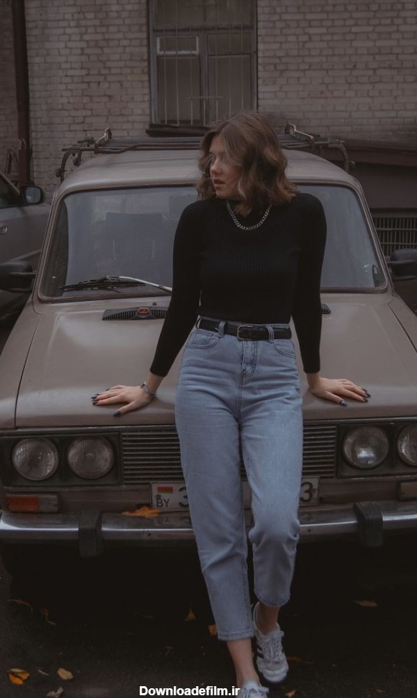عکس با کیفیت دختر زیبا در کنار ماشین قدیمی برای پروفایل