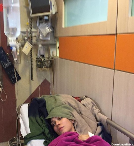 عکس دختر خوابیده روی تخت بیمارستان
